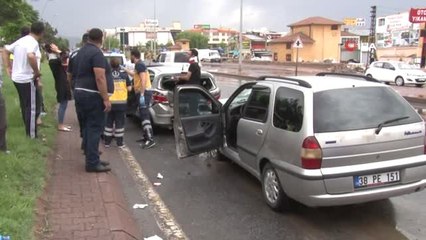 Acısını unuttu kızı avuttu... Kayseri'deki zincirleme trafik kazasında 5 kişi yaralandı