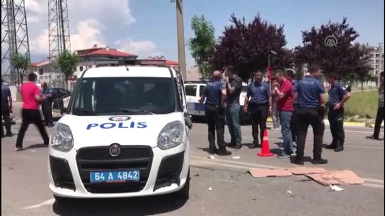 Ehliyetsiz ve alkollü sürücü polis aracına çarptı: 2 yaralı