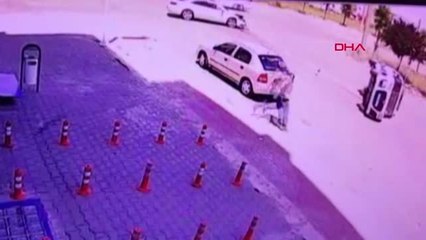 UŞAK Otomobil, kavşakta ekip otosuna çarptı: 1'i polis, 2 yaralı, kaza anı kamerada