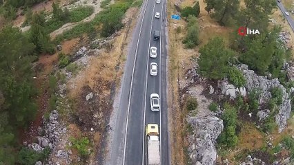 Eve dönen tatilciler yolun tek şeridinde uzun kuyruklar oluşturdu...Dönüş trafiği havadan görüntülendi