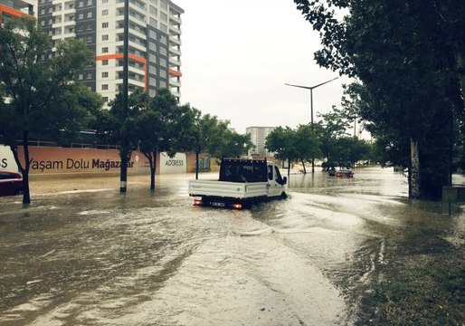 Ankara'yı sağanak vurdu! Sokaklar göle döndü