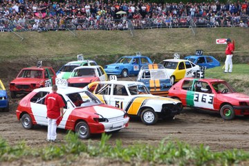 Illzach : voitures, poussière et moteurs hurlants avec le stock-car