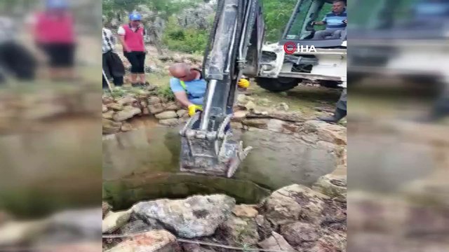 Su kuyusuna düşen dana itfaiye ekiplerince kurtarıldı