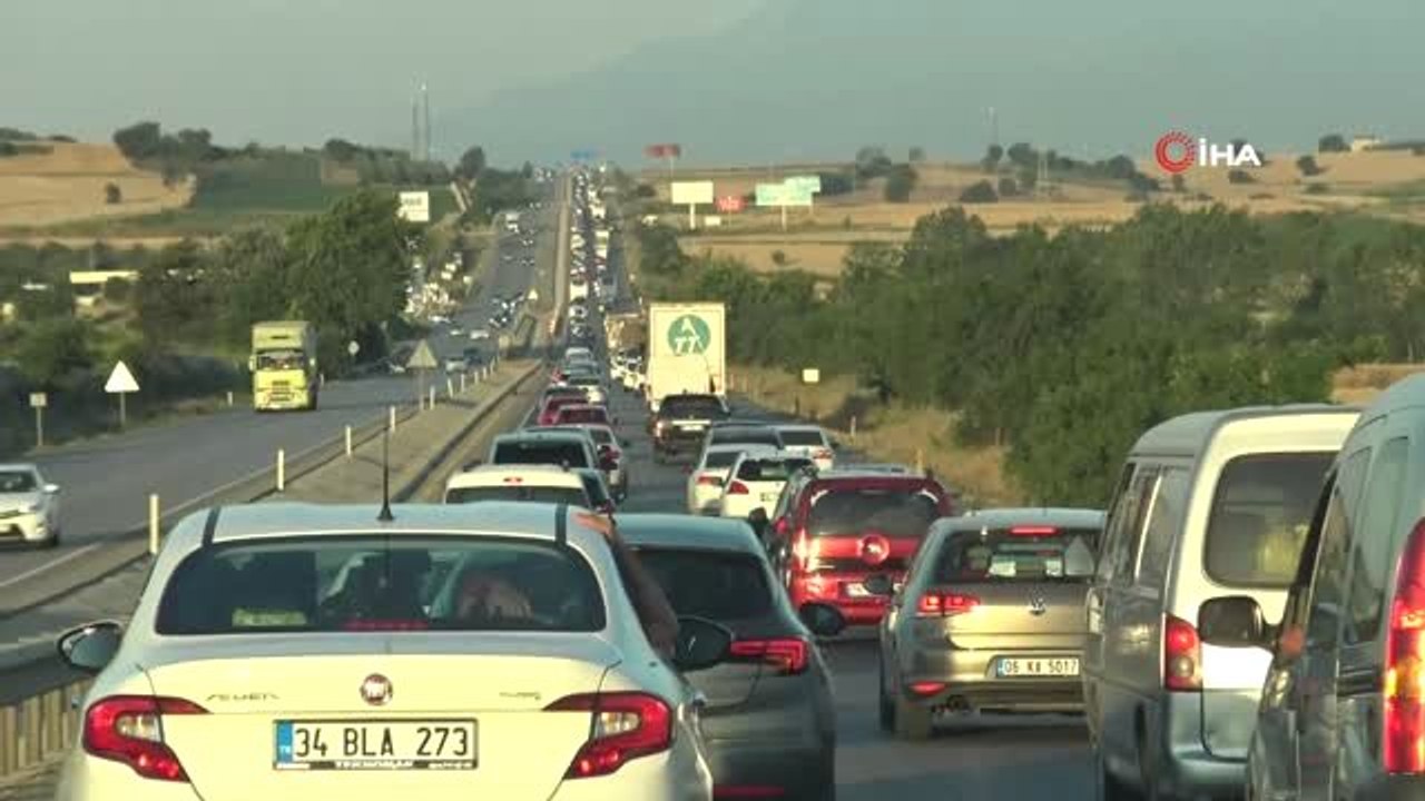 Karacabey-Bursa yolunda tatil dönüşü uzun trafik kuyruğu oluştu