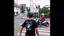 Ce scooter s'arrete sur le passage piéton et il va le regretter