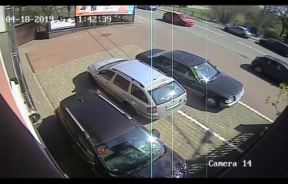 Elle se complique la vie en essayant de sortir de sa place de parking... Ridicule