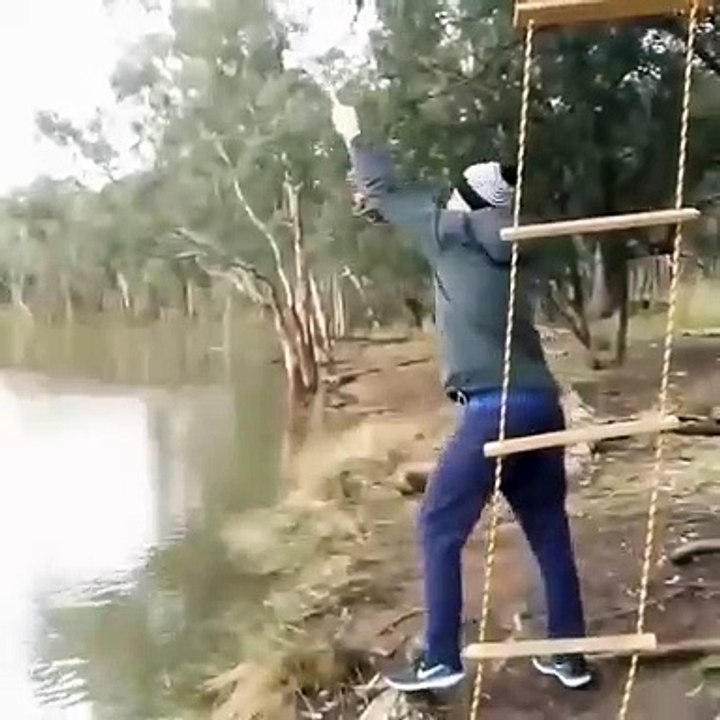 Il voulait  imiter Tarzan et se retrouve coincé... bien joué