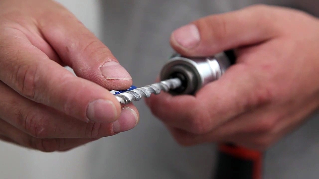 Comment installer une cheville dans une cloison creuse ?