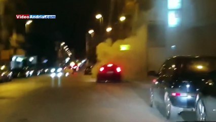 Скачать видео: Andria: auto in fiamme in via Barletta, il fumo invade la strada - ecco il video girato sul posto