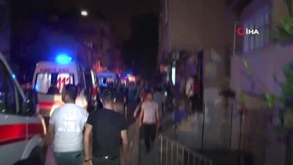 (İSTANBUL)Beyoğlu'nda bir evin balkonu çöktü: 3'ü çocuk 5 yaralı