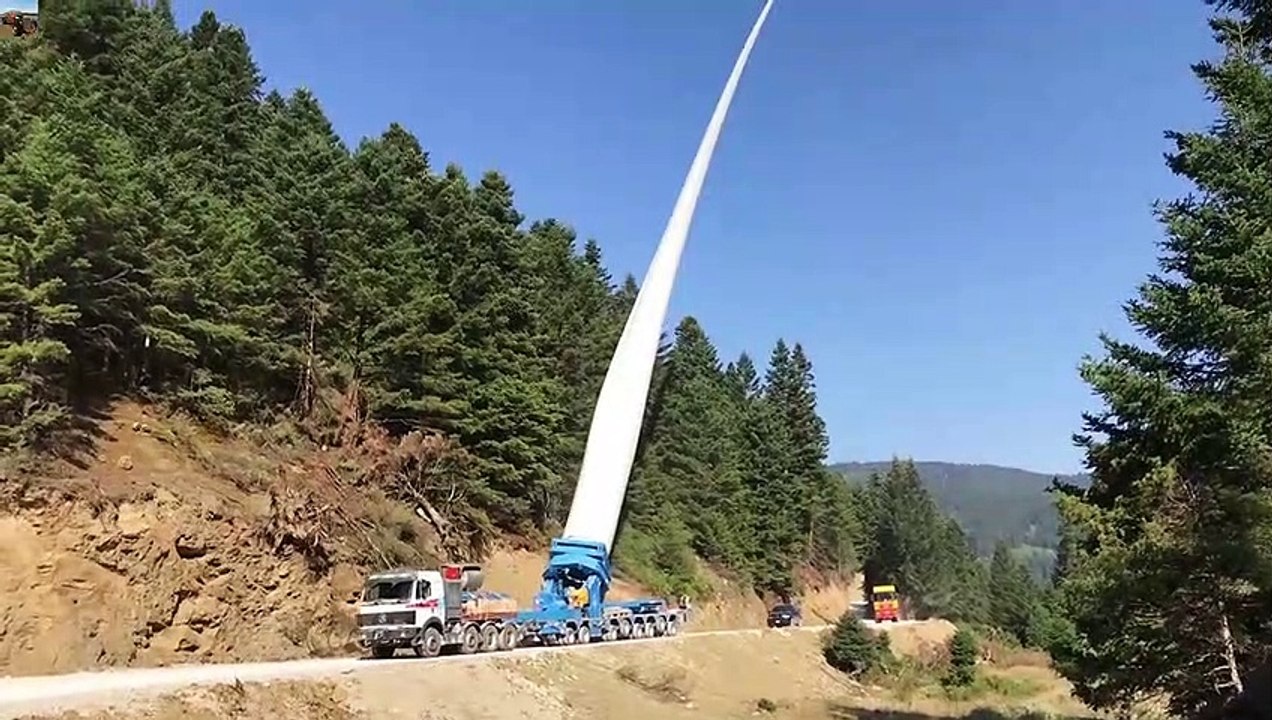 Transporting 66 Meters Turbine Blades With Blade Lifts - (1)