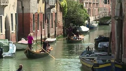 Gondoleering goddesses teach ancient art to the masses