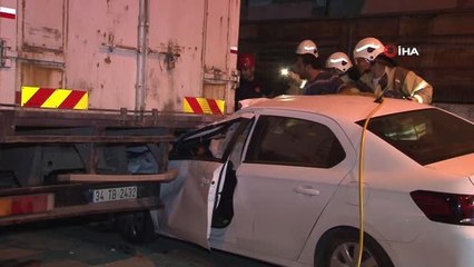 Otomobil park halindeki kamyonun altına girdi: 1 yaralı