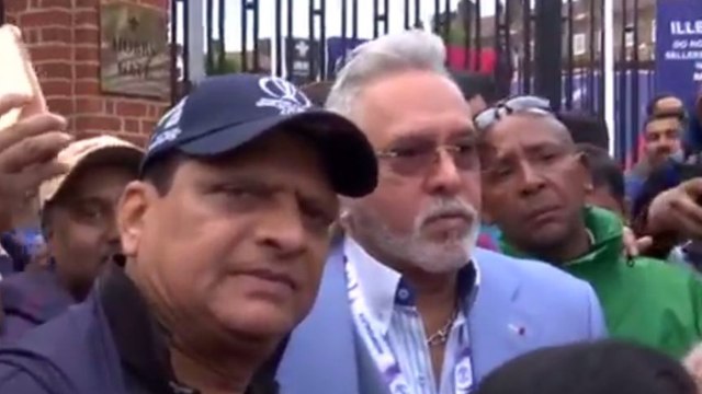 Vijay Mallya Chor Hain chants crowd during India Australia World Cup Match | Oneindia News