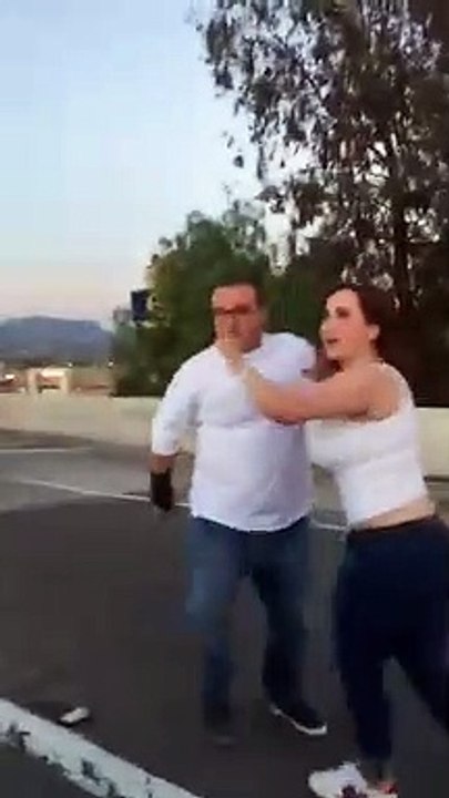 Casal racista tenta agredir família latina e termina apanhando nos EUA
