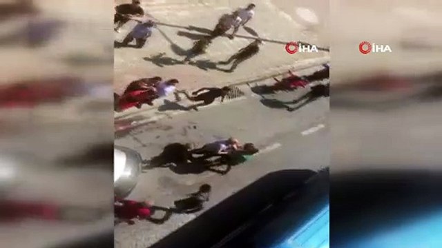 E-5 Karayolu’nda kazazedeler birbirine girdi...Kavgayı ayırmaya gelen polis silah çekti