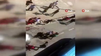 E-5 Karayolu’nda kazazedeler birbirine girdi...Kavgayı ayırmaya gelen polis silah çekti
