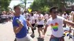 La chaîne ABC retransmet pour la 1ère fois la Gay Pride de Los Angeles : Un présentateur se met à danser en direct
