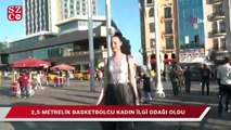 Taksim Meydanı'nda 2,05 metrelik Ukraynalı basketbolcu kadın ilgi odağı oldu