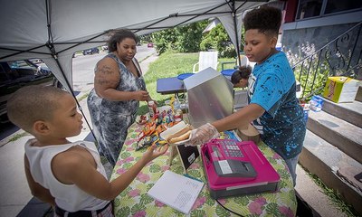 الاشتكاء على طفل يبيع سندويشات "الهوت دوغ" لشراء الملابس... هذا ما فعلته الشرطة!