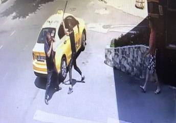Annesine sarkıntılık yapan taksiciyi demir sopayla böyle dövdü