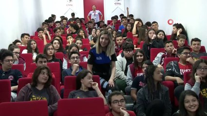 Adana polisi okul okul gezerek internetin zararlarını anlatıyor