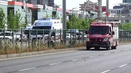 Arı kovanlarını taşıyan araç kaza yaptı, binlerce arı ortalığa savruldu
