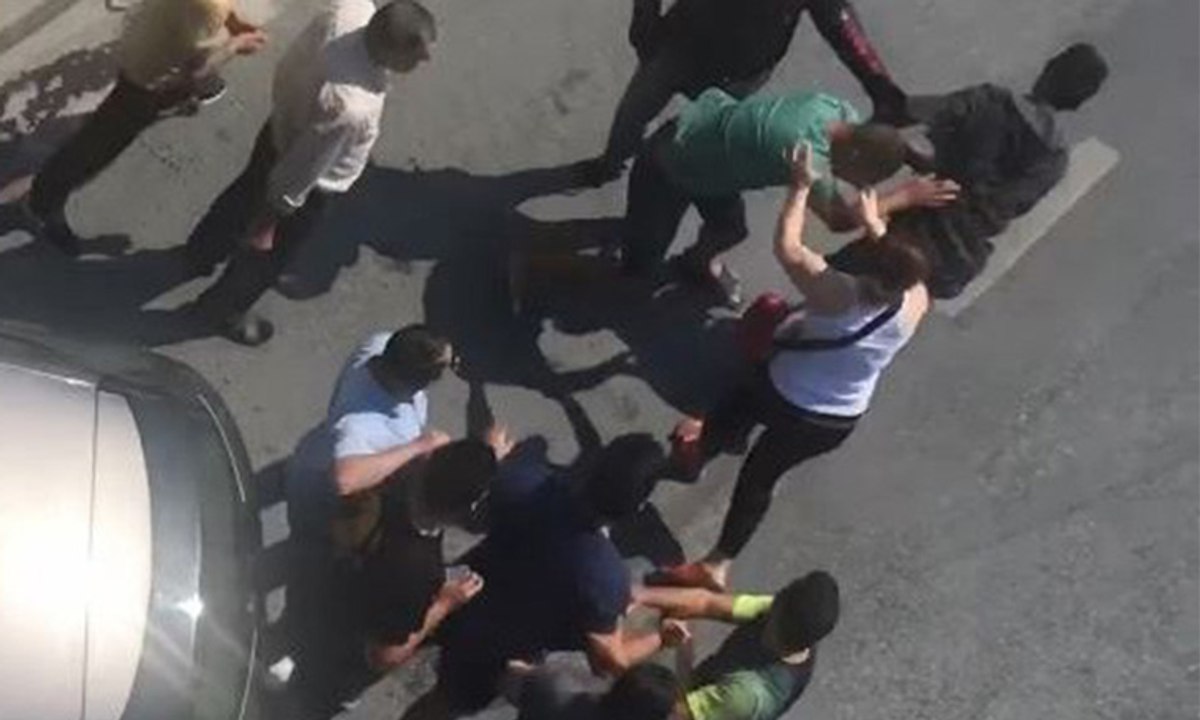 Kazazedeler birbirine girdi polis silah çekti