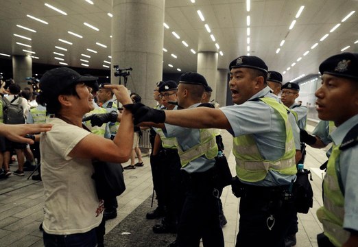 Hong Kong: Clashes after massive protest against extradition law