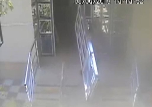 Apartmanın kapısını 1,5 dakikada söküp sırtına alıp gitti! Kamera kayıttaydı