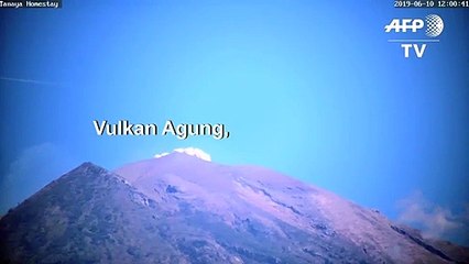 Vulkan auf Bali spuckt Asche und Rauch