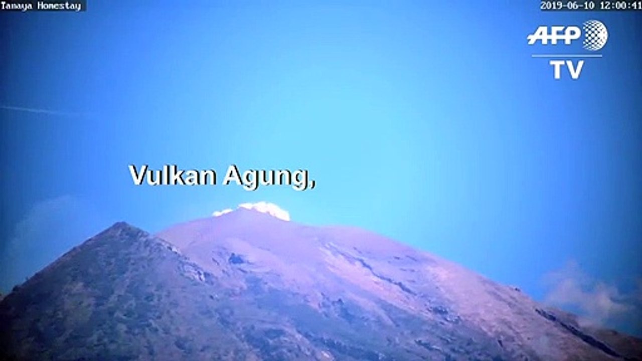 Vulkan auf Bali spuckt Asche und Rauch