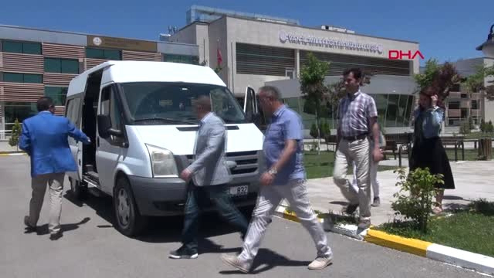 ⁣Van'da aileleri ikna edilen 2 kız kardeş, lisede okuyor