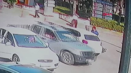 DENİZLİ Otomobilin yayalara çarptığı kaza kamerada