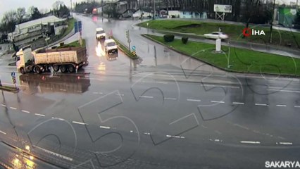 Dikkatsiz sürücülerin karıştığı kazalar mobese kameralarında