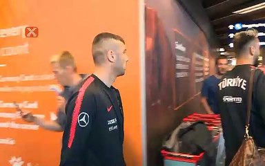 İzlanda'da "tuvalet fırçasını" mikrofon yapan adam!