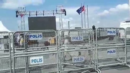 Barış Yarkadaş: Kadıköy'e vapurla gelenler bariyerlerle AKP standının önüne yönlendiriliyor