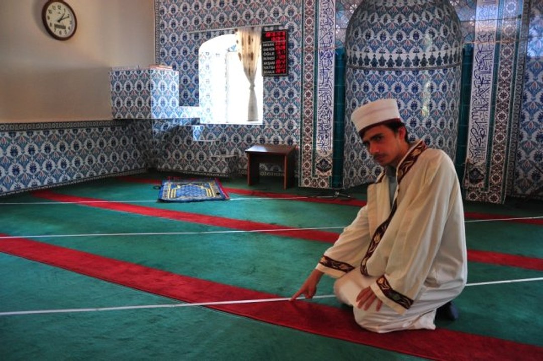 Yeni atanan imam caminin kıblesinin yanlış olduğunu fark edince 67 yıllık hata düzeltildi