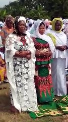 Kawteef _ En pleine prière, cette femme sort son téléphone et. (vidéo)