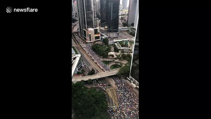 Time-lapse footage shows demonstrators marching in Hong Kong against extradition bill