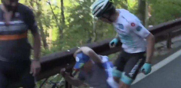 Un cycliste frappe un spectateur qui courait à côté de lui et qui le fait tomber
