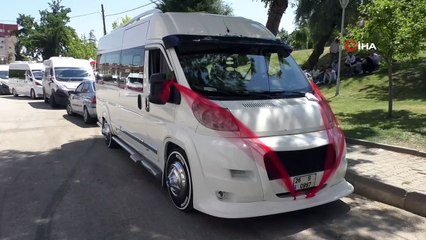 Servis minibüslerinden düğün konvoyu yaptılar