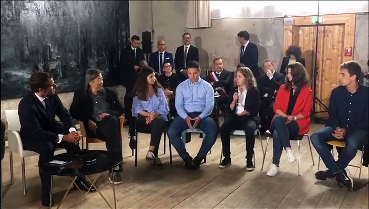 Franck Riester ministre de la Culture interroge les jeunes sur leur visite du musée Courbet