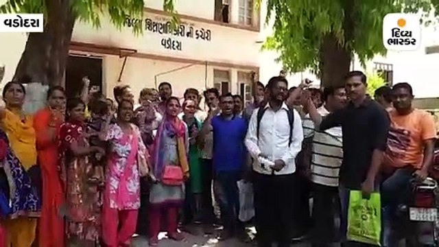 RTE હેઠળ પ્રવેશથી વંચિત વિદ્યાર્થીઓના વાલીઓએ ડીઇઓ કચેરીએ હોબાળો મચાવ્યો