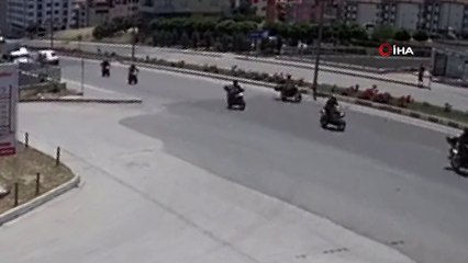 Kamyon ile yolcu minibüsü böyle çarpıştı