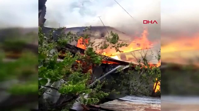 Yusufeli'nde 2 katlı ev cayır cayır yandı