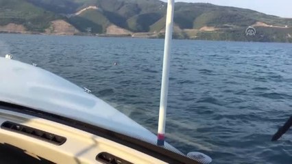 Gemlikte arızalanan tekne - Deniz yüzeyinde sağ bulunan Yaman Şipka'nın kurtarılma anları