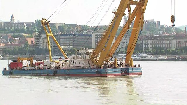 [현장영상] 대형 크레인, 유람선 침몰 지점으로 이동 시작 / YTN