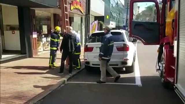 Bombeiros são acionados na Rua Paraná, em frente à Biblioteca Pública de Cascavel