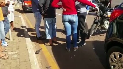 Moto bate na traseira de carro na Barão do Cerro Azul no Centro